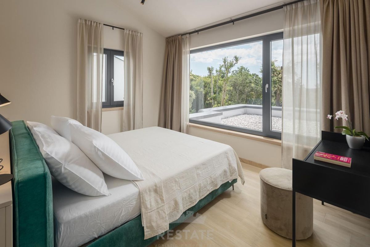 Moderna hiša z bazenom, 2km od morja