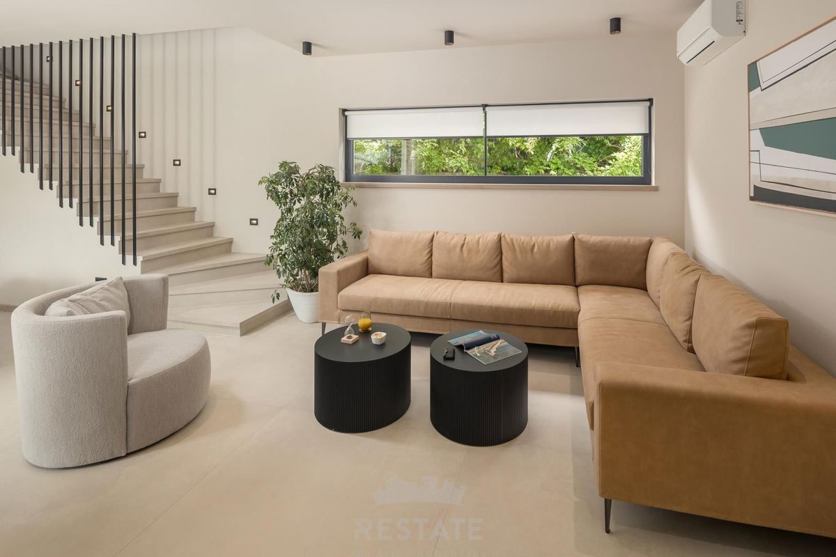 Moderna hiša z bazenom, 2km od morja