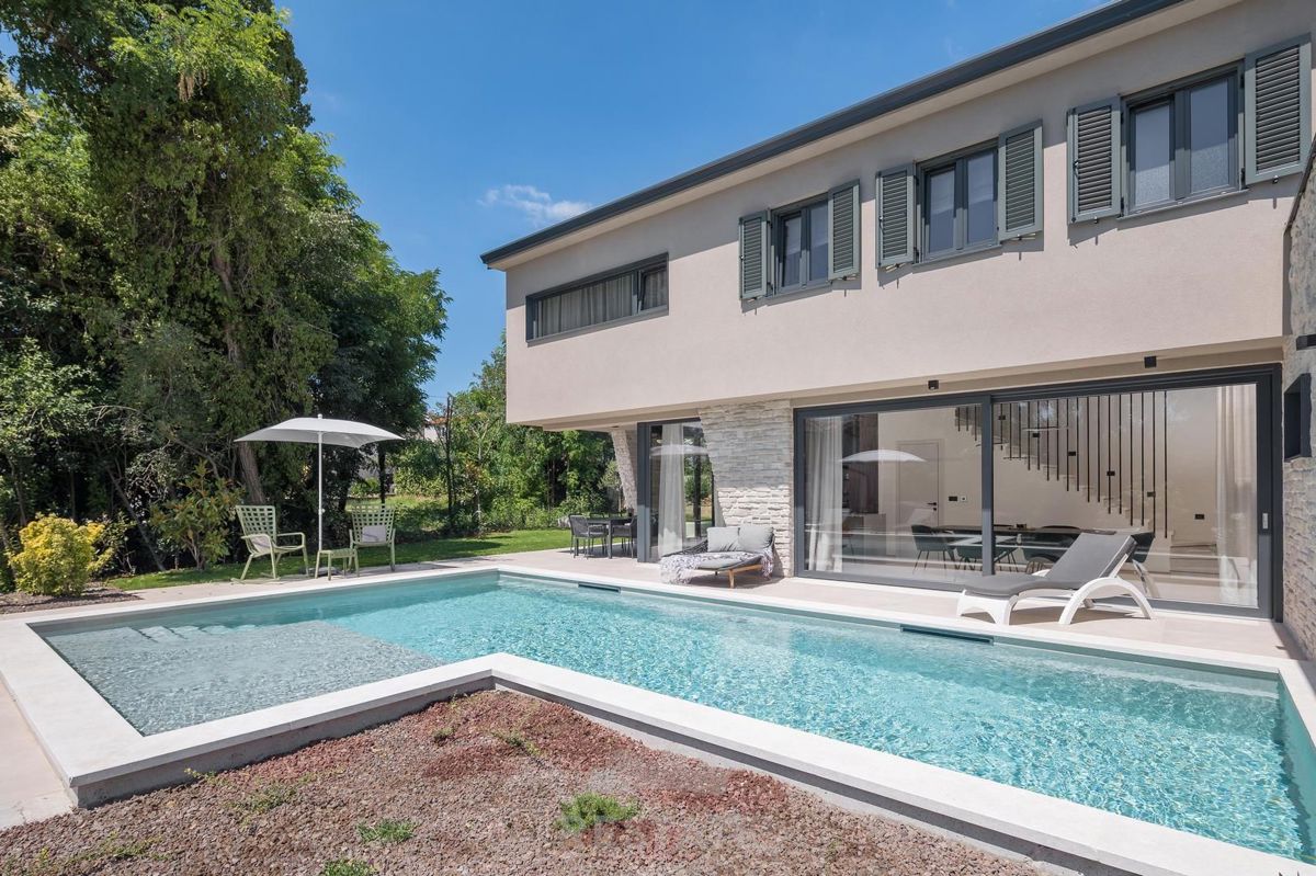 Moderna hiša z bazenom, 2km od morja