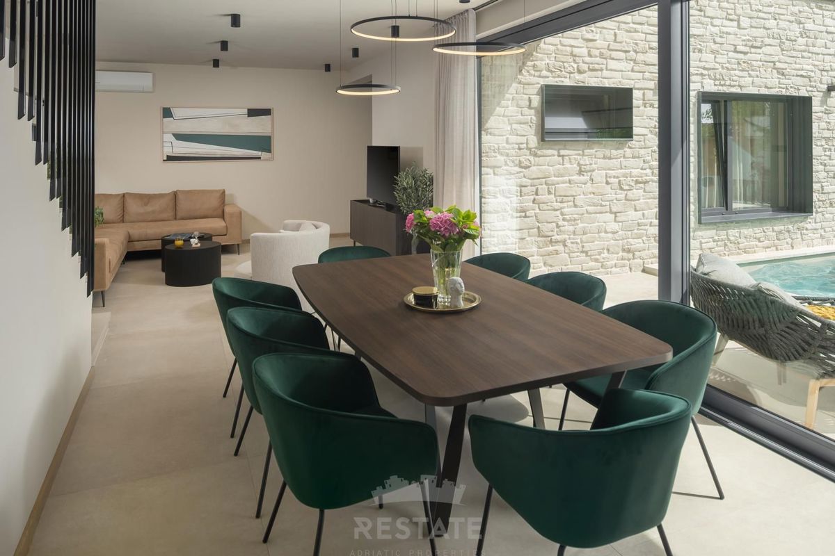 Moderna hiša z bazenom, 2km od morja