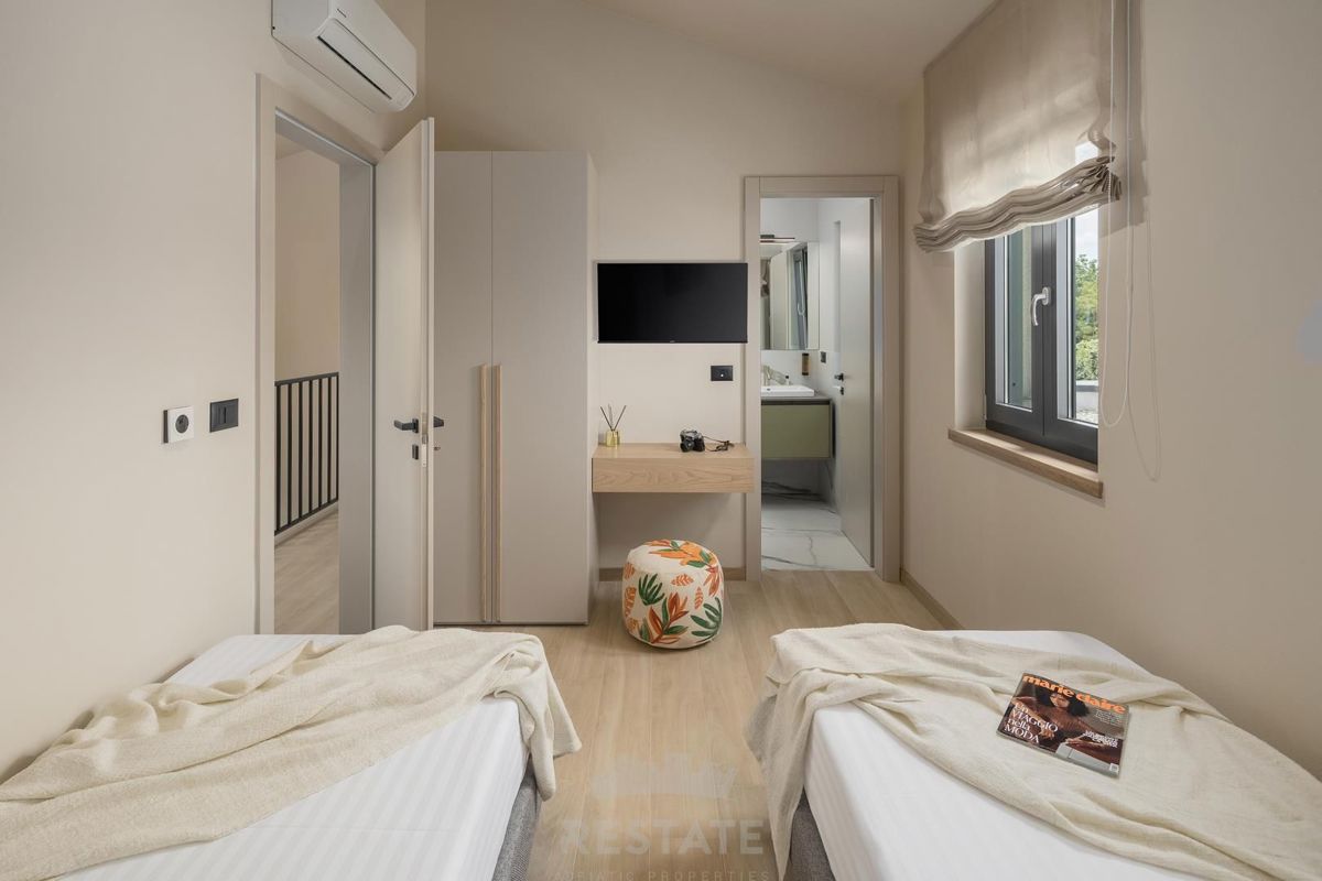 Moderna hiša z bazenom, 2km od morja