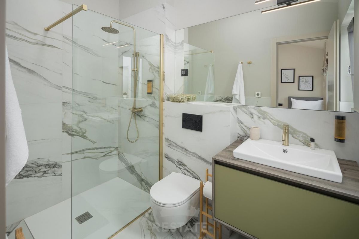 Moderna hiša z bazenom, 2km od morja