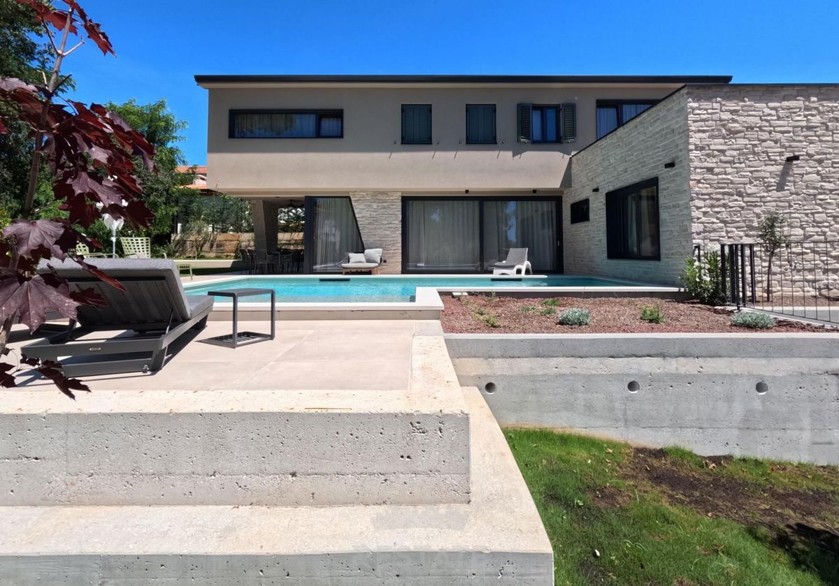 Moderna hiša z bazenom, 2km od morja