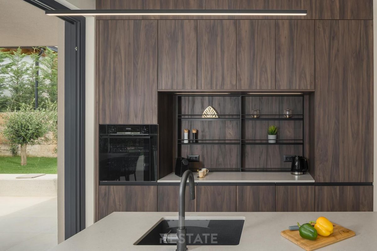 Moderna hiša z bazenom, 2km od morja