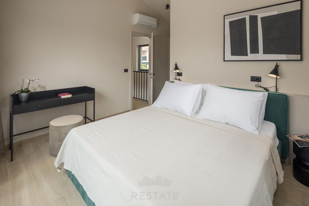 Moderna hiša z bazenom, 2km od morja