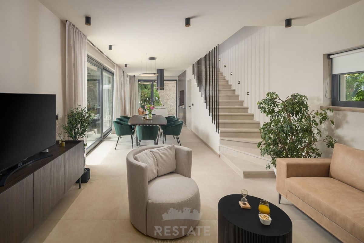 Moderna hiša z bazenom, 2km od morja