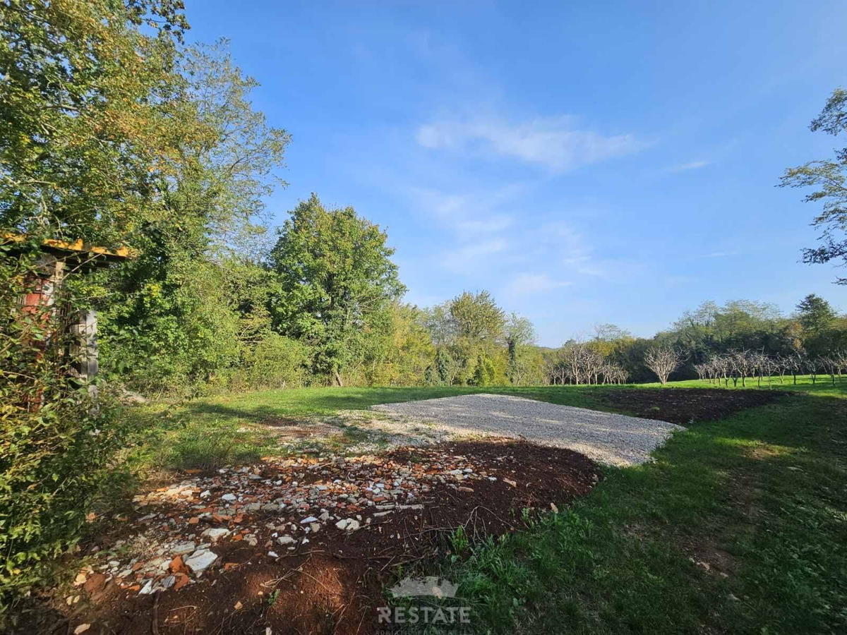 Vižinada: gradbeno + kmetijsko zemljišče