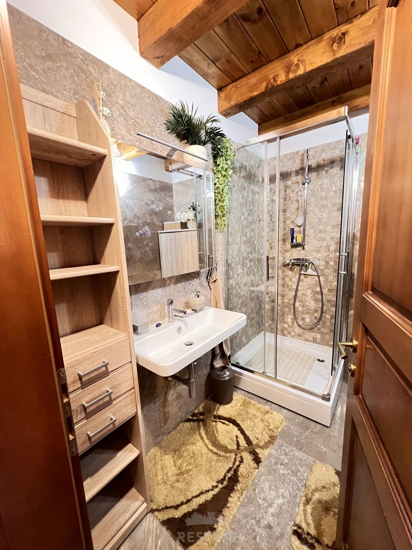 Prikupna, vmesna vrstna hiša