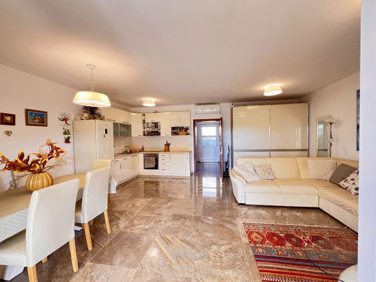 Prikupna, vmesna vrstna hiša