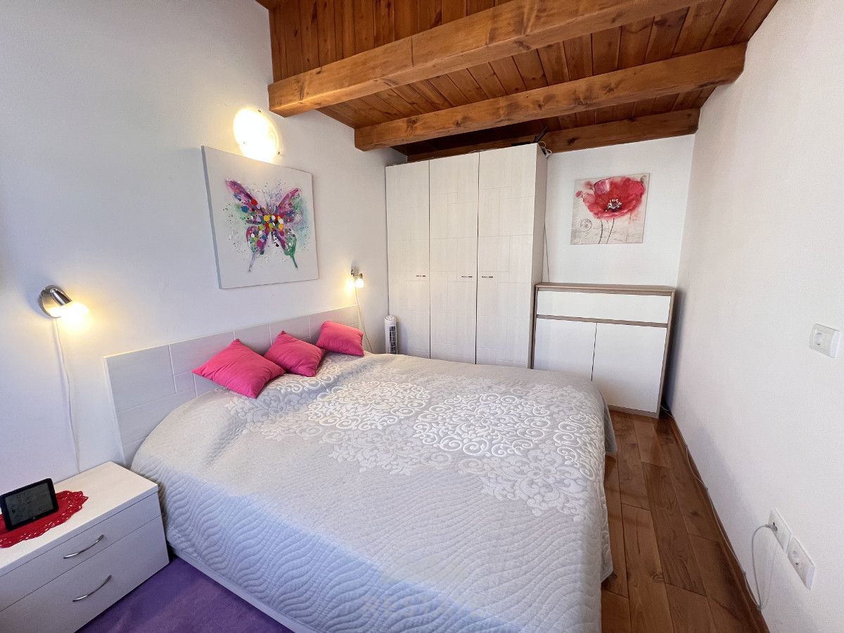 Prikupna, vmesna vrstna hiša