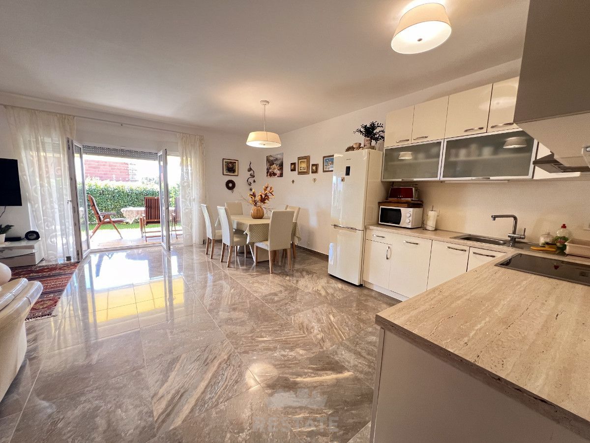 Prikupna, vmesna vrstna hiša