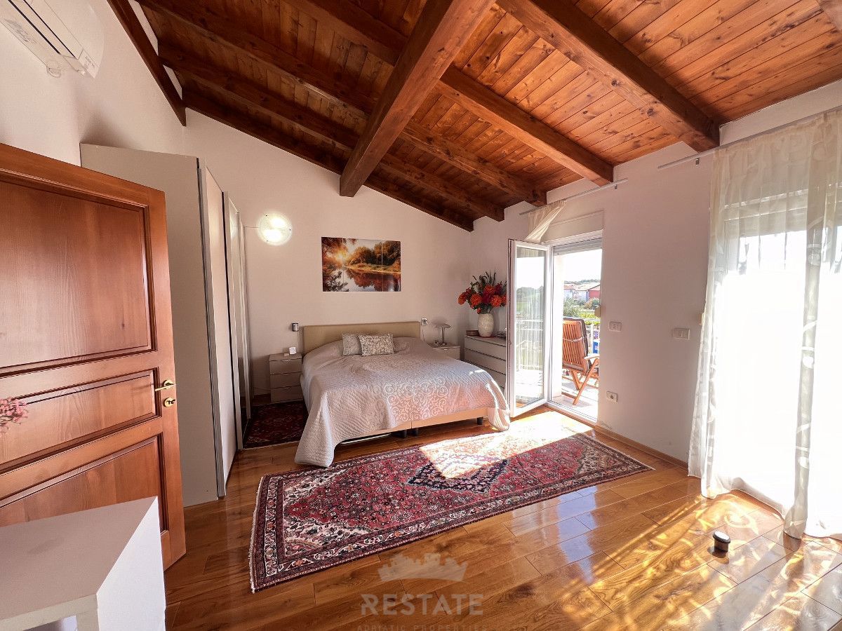 Prikupna, vmesna vrstna hiša