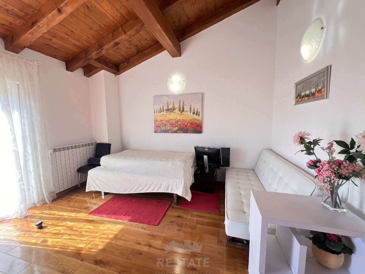 Prikupna, vmesna vrstna hiša