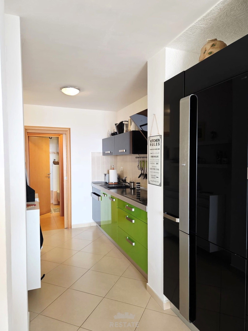 Prva vrsta ob morju, s čudovitim pogledom na morje, park in staro mestno jedro