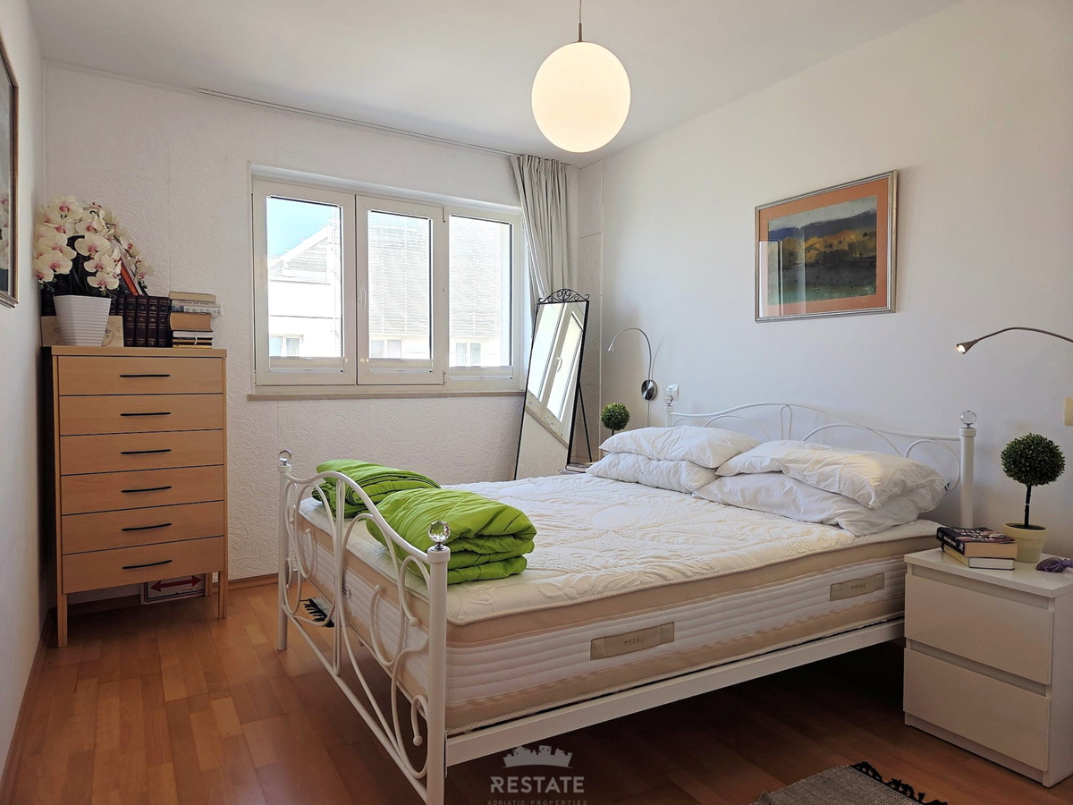 Prva vrsta ob morju, s čudovitim pogledom na morje, park in staro mestno jedro