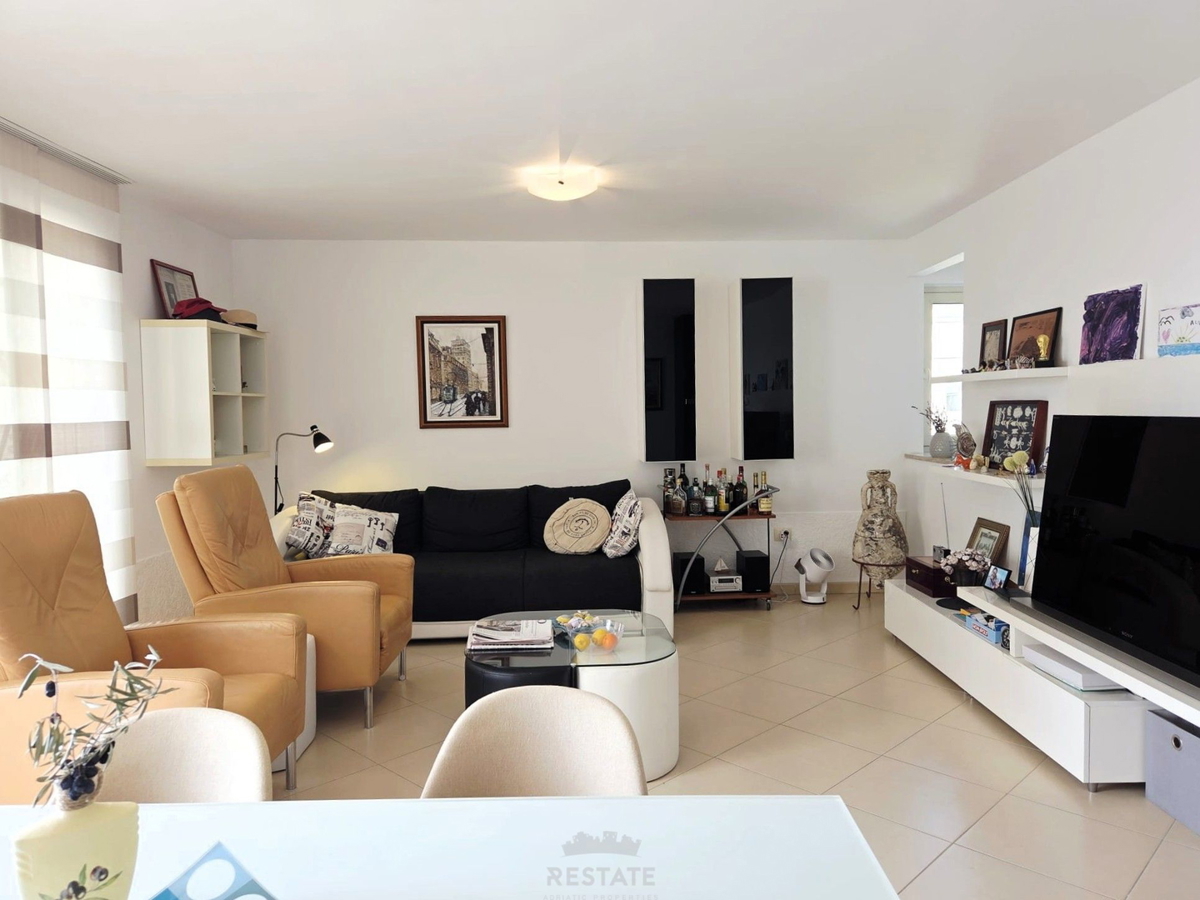 Prva vrsta ob morju, s čudovitim pogledom na morje, park in staro mestno jedro