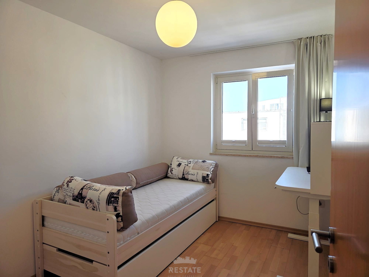 Prva vrsta ob morju, s čudovitim pogledom na morje, park in staro mestno jedro