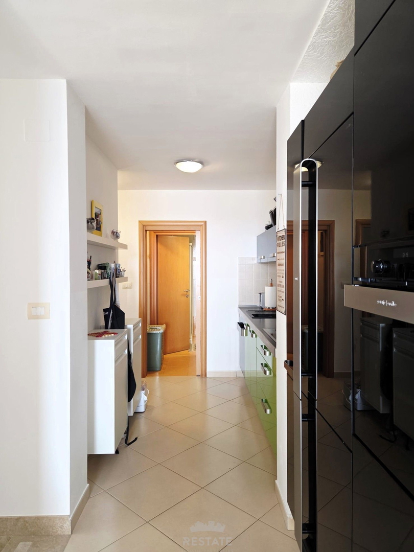 Prva vrsta ob morju, s čudovitim pogledom na morje, park in staro mestno jedro