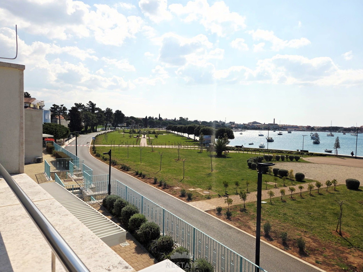 Prva vrsta ob morju, s čudovitim pogledom na morje, park in staro mestno jedro