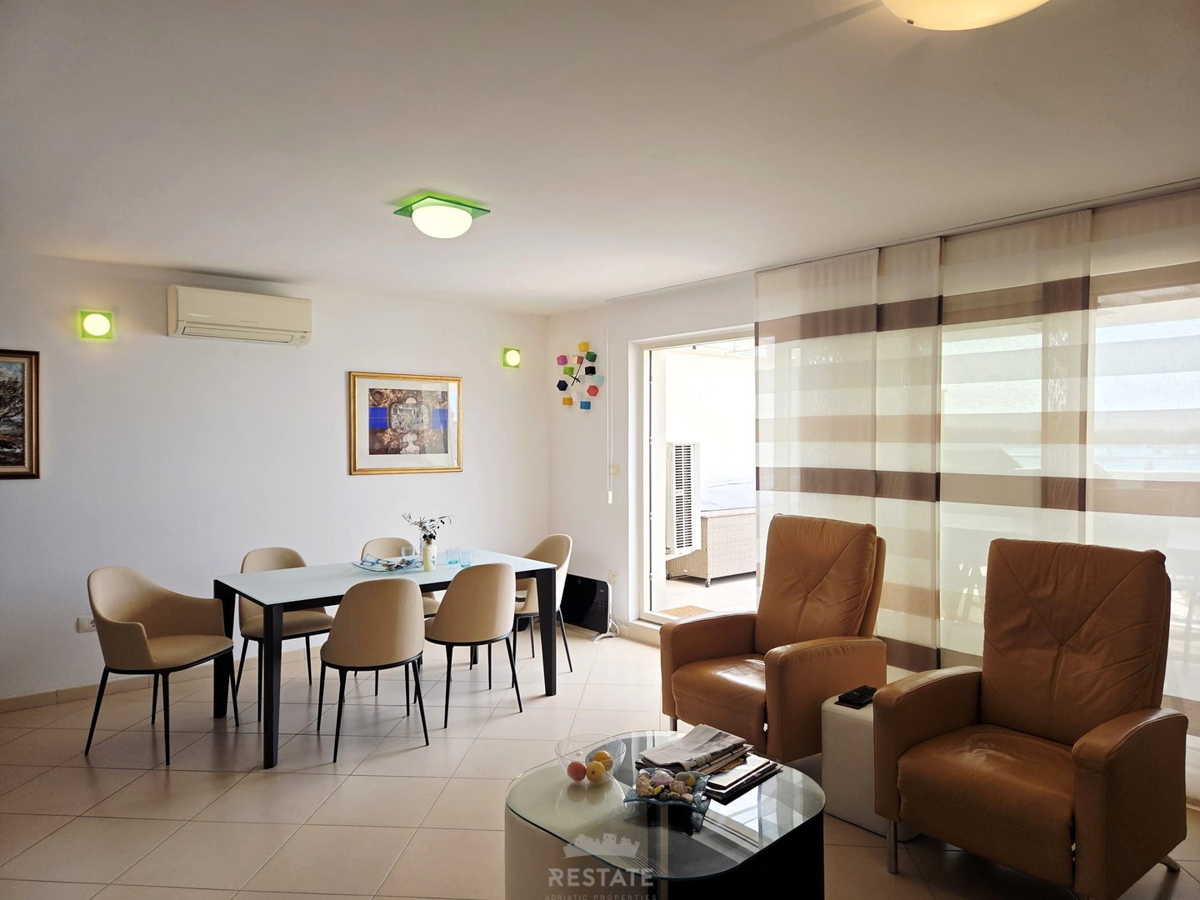 Prva vrsta ob morju, s čudovitim pogledom na morje, park in staro mestno jedro