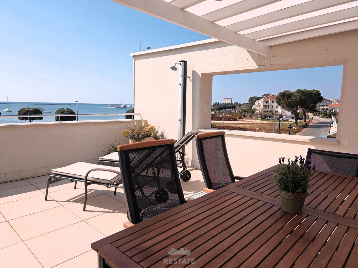 Prva vrsta ob morju, s čudovitim pogledom na morje, park in staro mestno jedro