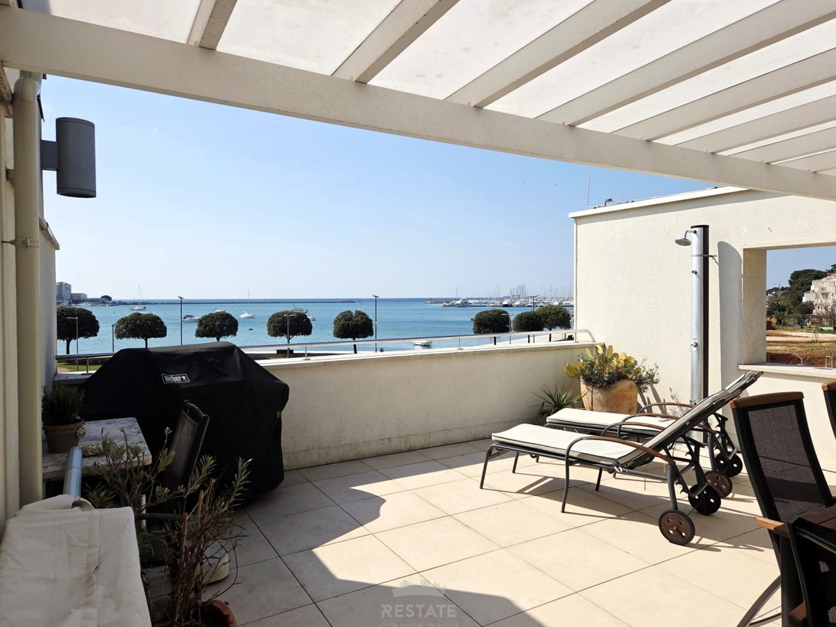 Prva vrsta ob morju, s čudovitim pogledom na morje, park in staro mestno jedro