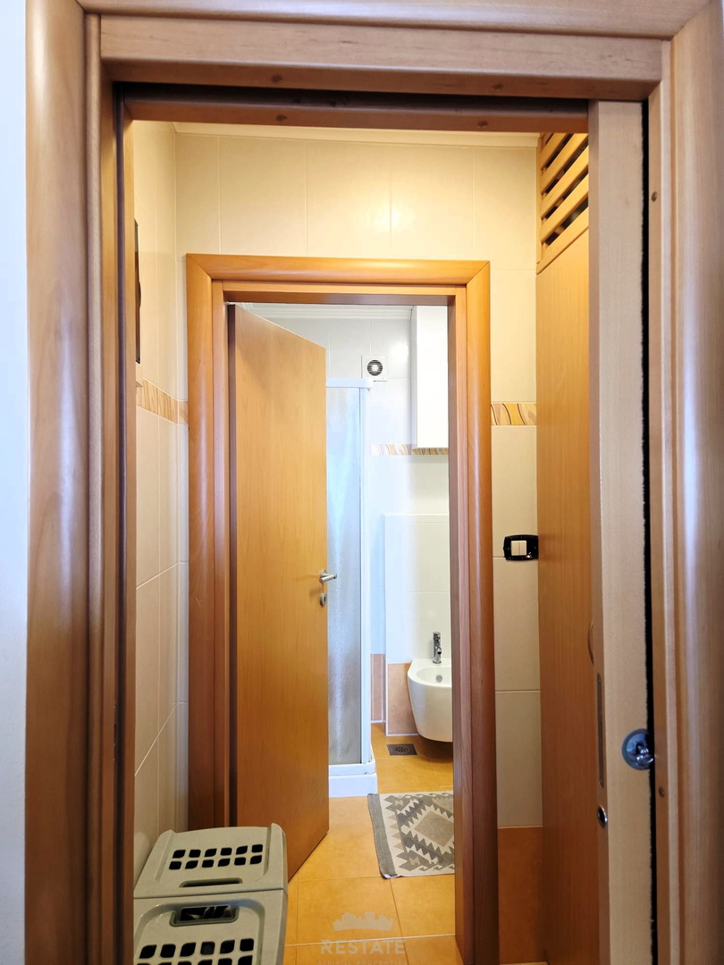 Prva vrsta ob morju, s čudovitim pogledom na morje, park in staro mestno jedro