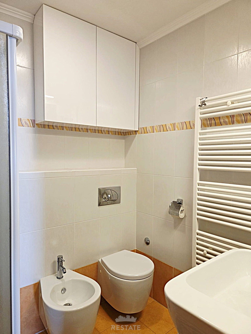 Prva vrsta ob morju, s čudovitim pogledom na morje, park in staro mestno jedro