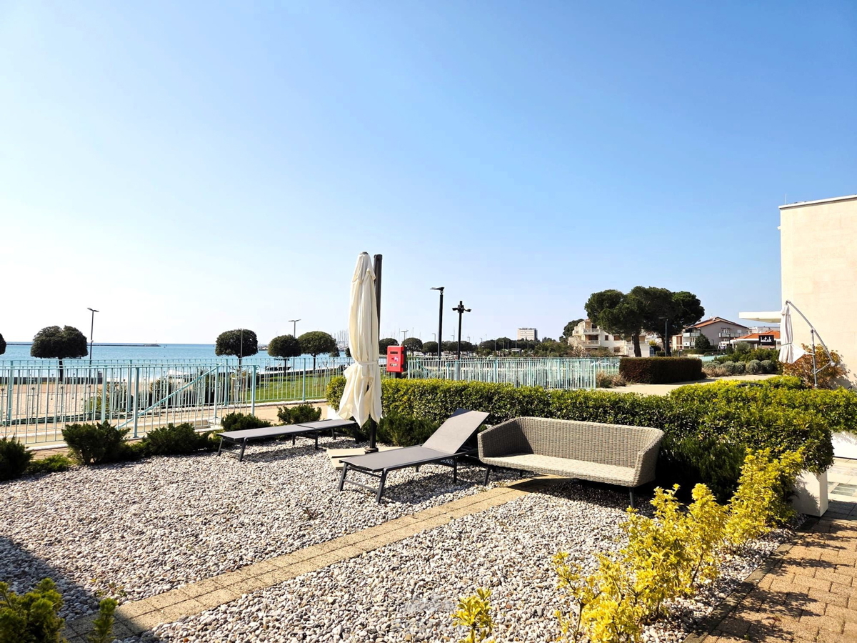 Prva vrsta ob morju, s čudovitim pogledom na morje, park in staro mestno jedro