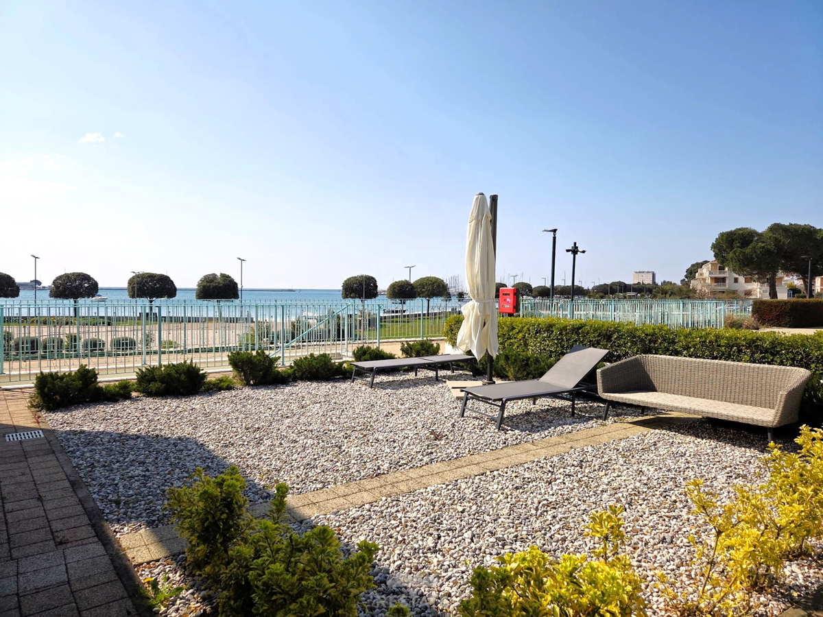 Prva vrsta ob morju, s čudovitim pogledom na morje, park in staro mestno jedro