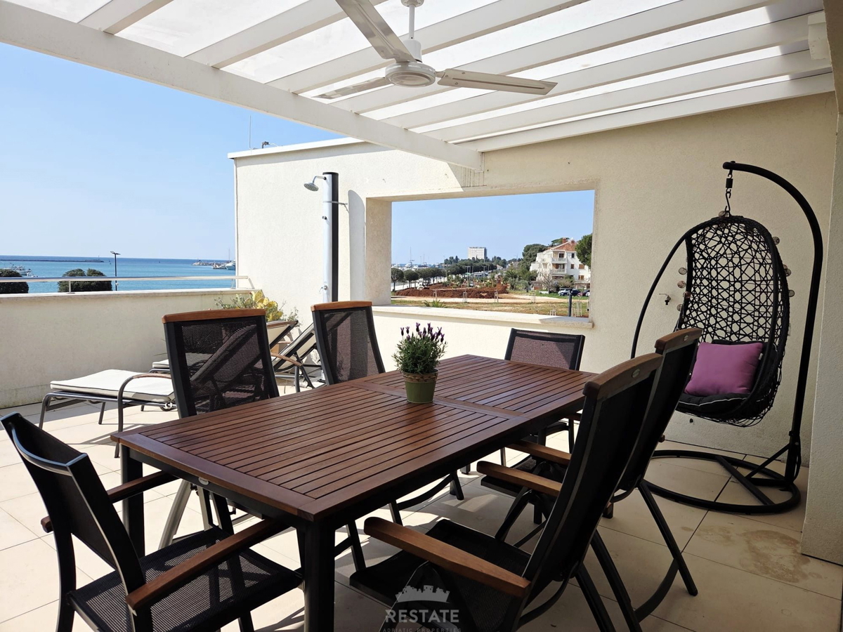 Prva vrsta ob morju, s čudovitim pogledom na morje, park in staro mestno jedro