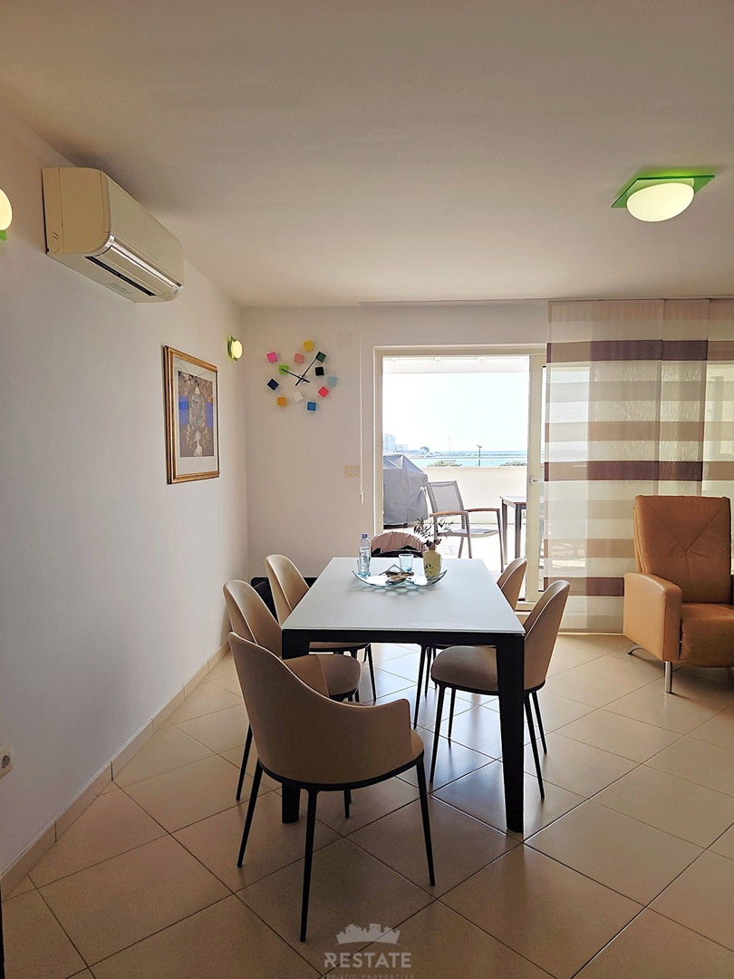 Prva vrsta ob morju, s čudovitim pogledom na morje, park in staro mestno jedro