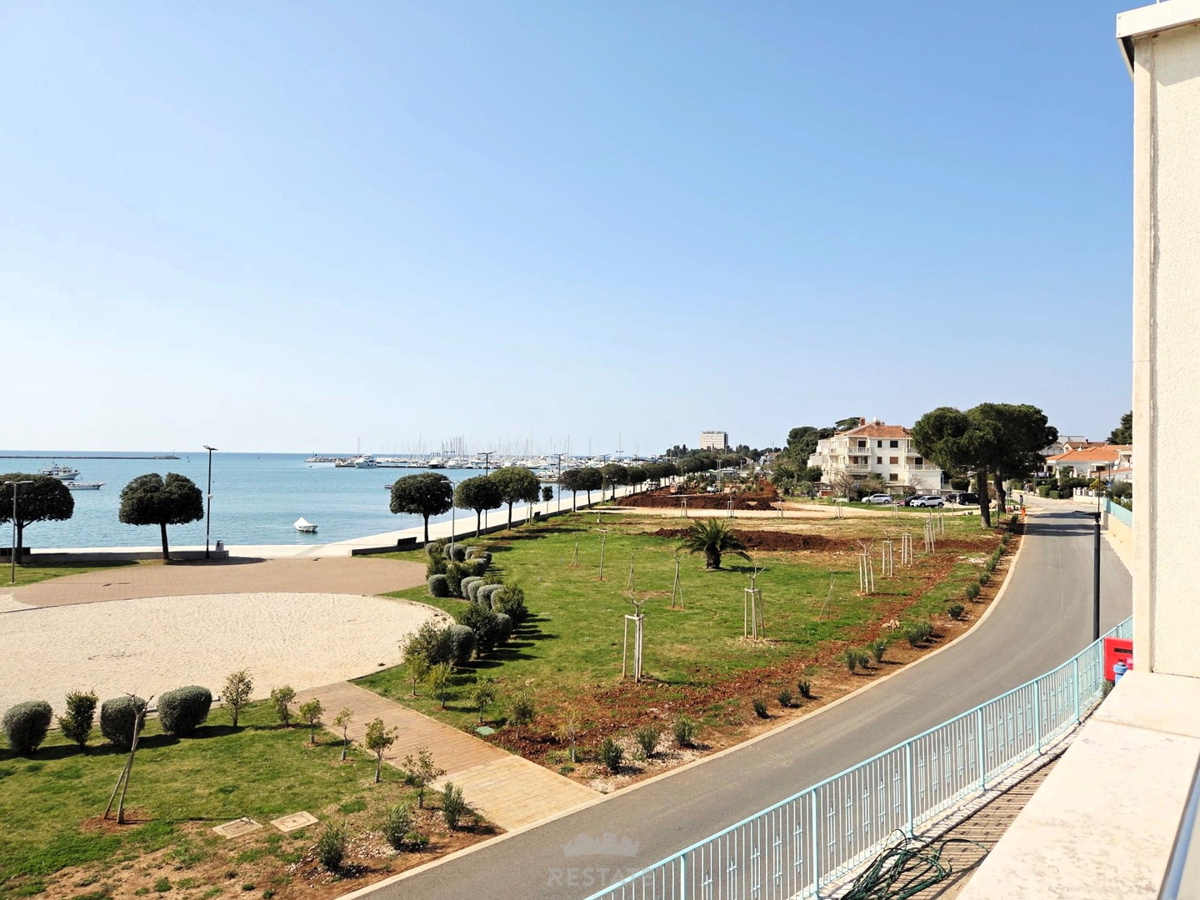 Prva vrsta ob morju, s čudovitim pogledom na morje, park in staro mestno jedro