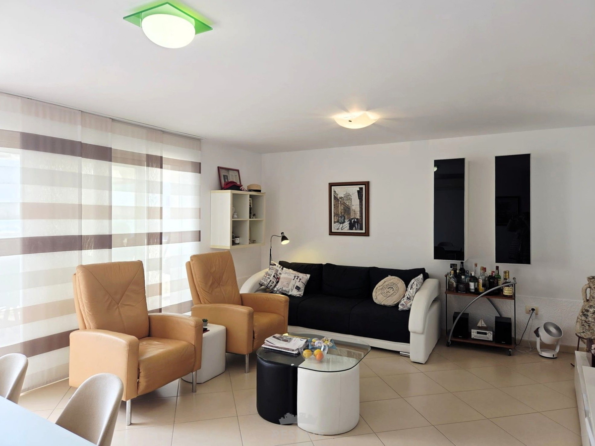 Prva vrsta ob morju, s čudovitim pogledom na morje, park in staro mestno jedro