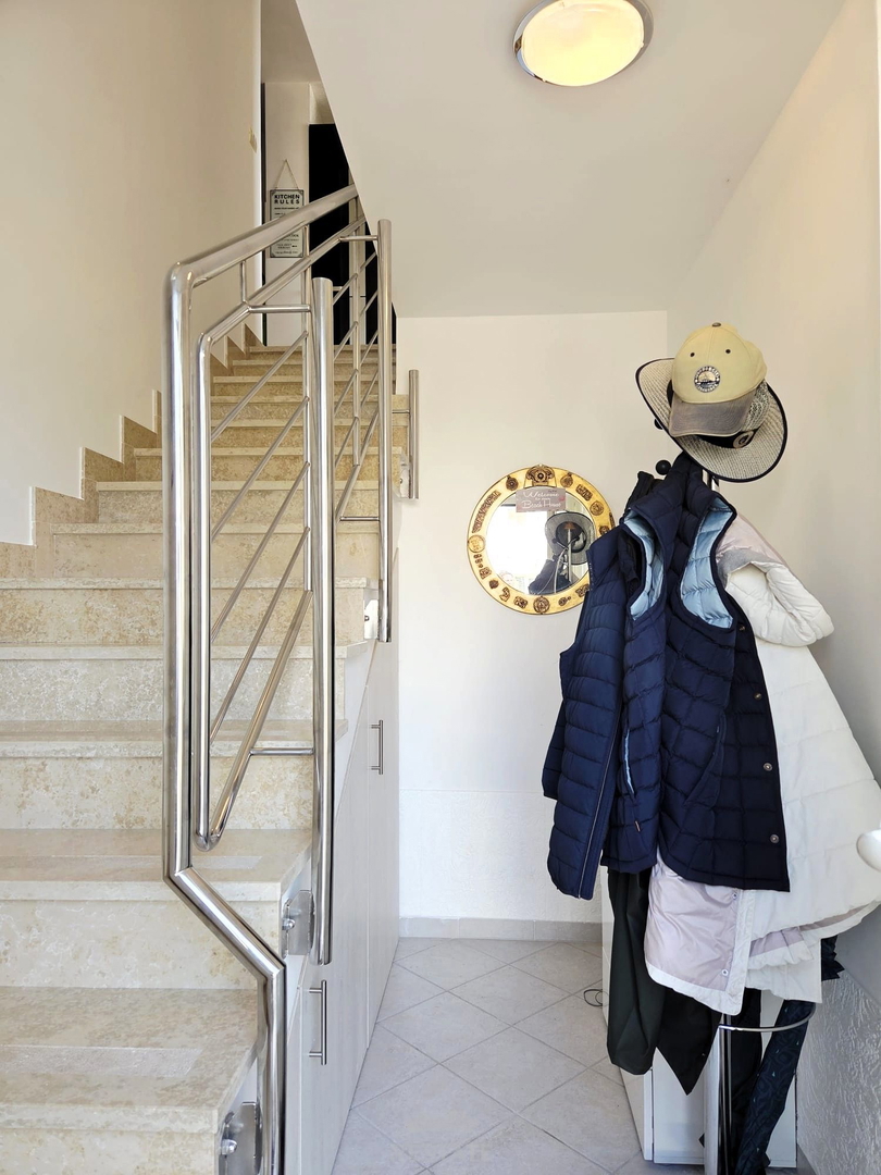 Prva vrsta ob morju, s čudovitim pogledom na morje, park in staro mestno jedro