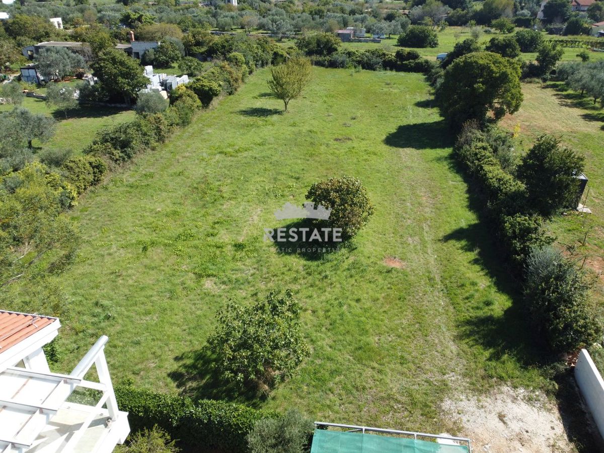 1 km od morja, z gradbenim dovoljenjem in plačanim komunalnim prispevkom za VILO