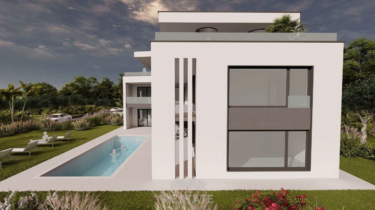 1 km od morja, z gradbenim dovoljenjem in plačanim komunalnim prispevkom za VILO