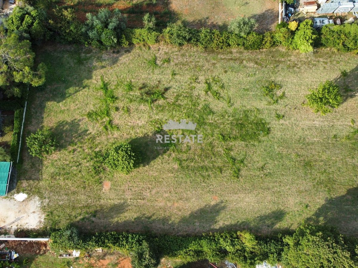 1 km od morja, z gradbenim dovoljenjem in plačanim komunalnim prispevkom za VILO