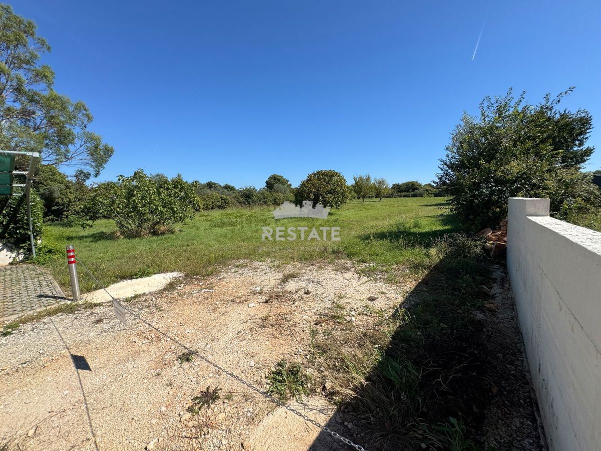 1 km od morja, z gradbenim dovoljenjem in plačanim komunalnim prispevkom za VILO