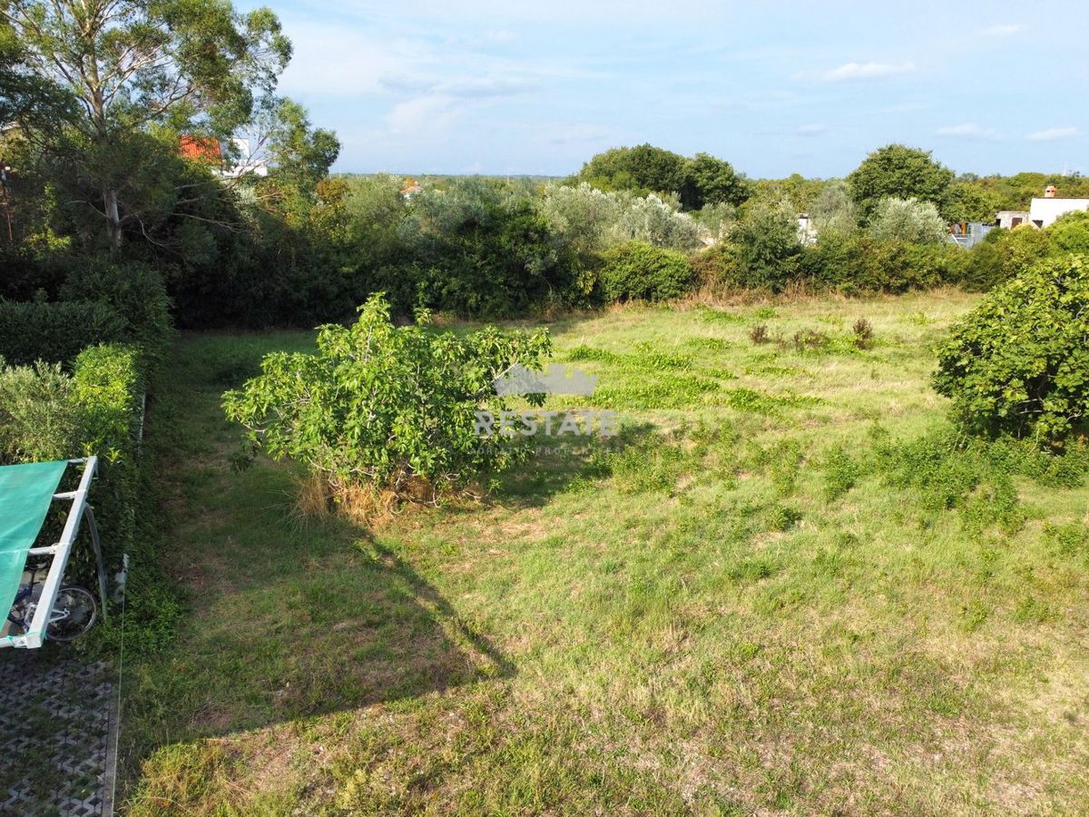 1 km od morja, z gradbenim dovoljenjem in plačanim komunalnim prispevkom za VILO