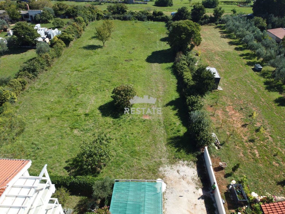 1 km od morja, z gradbenim dovoljenjem in plačanim komunalnim prispevkom za VILO