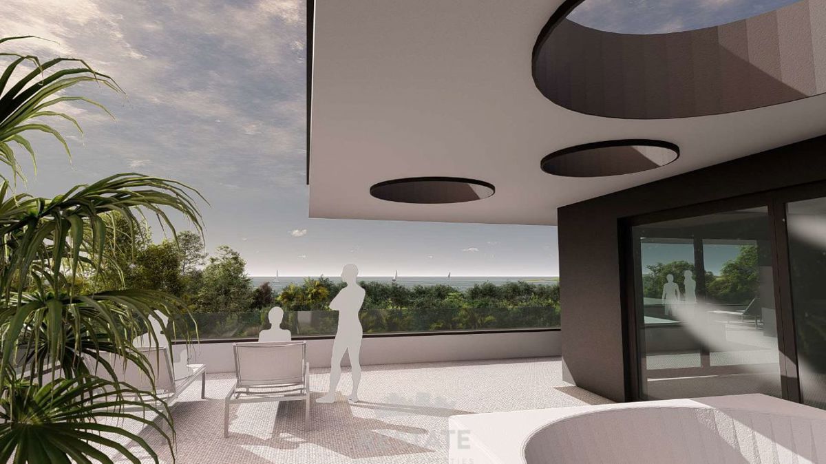 1 km od morja, z gradbenim dovoljenjem in plačanim komunalnim prispevkom za VILO