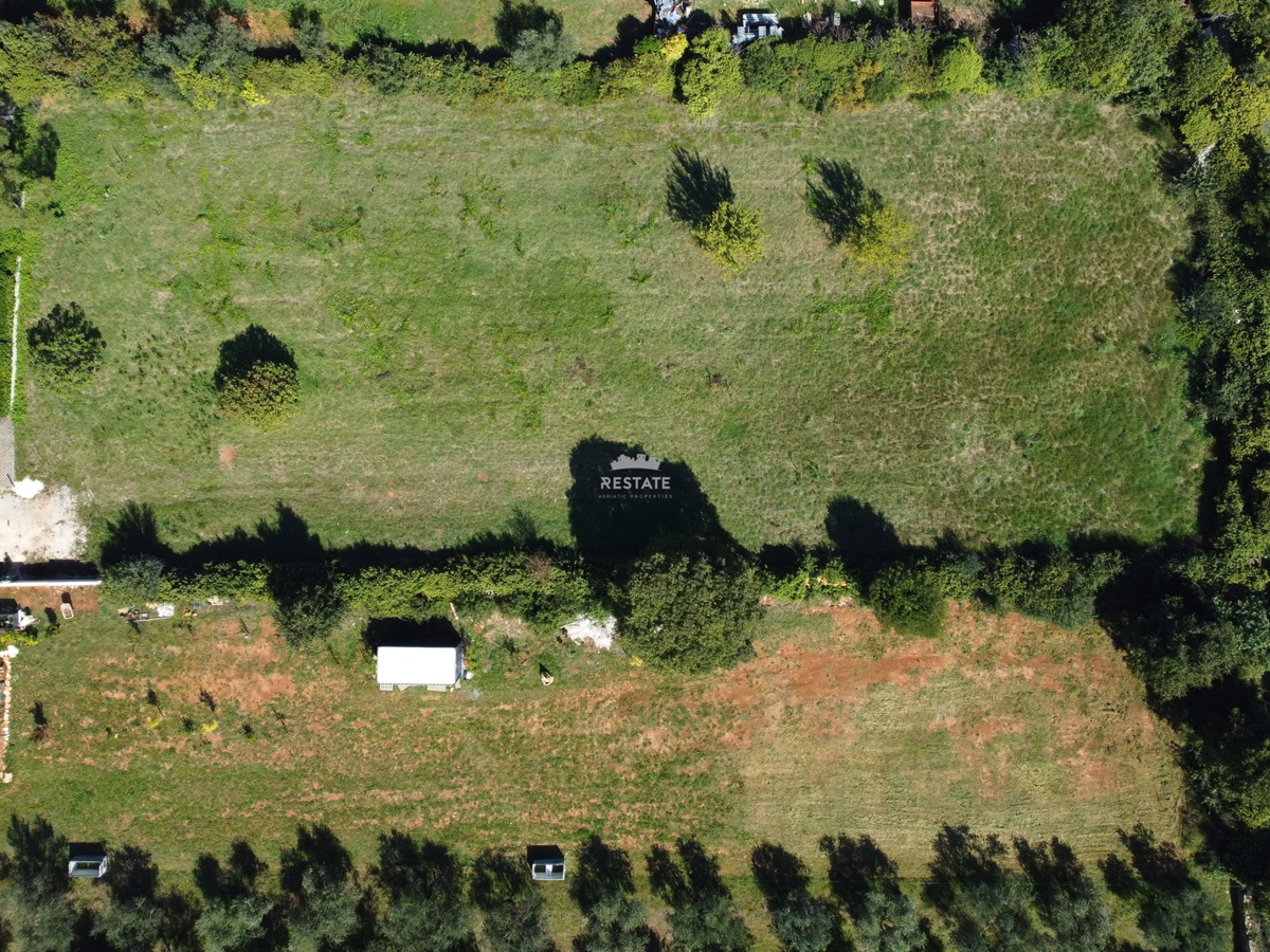 1 km od morja, z gradbenim dovoljenjem in plačanim komunalnim prispevkom za VILO