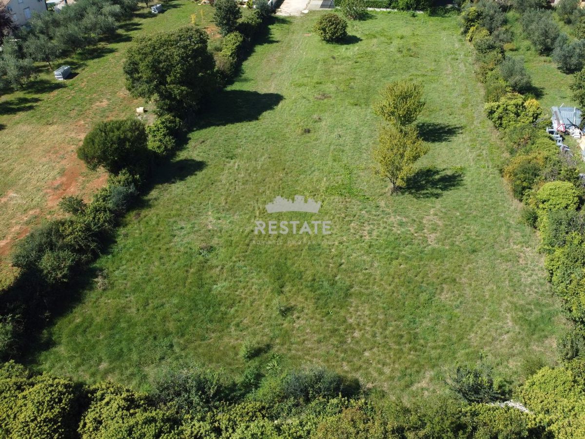 1 km od morja, z gradbenim dovoljenjem in plačanim komunalnim prispevkom za VILO