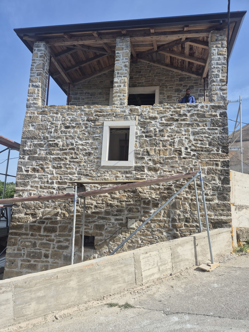 avtohtona, obnovljena istrska hiša, s pogledom na morje, v 3.etažah, papirji urejeni