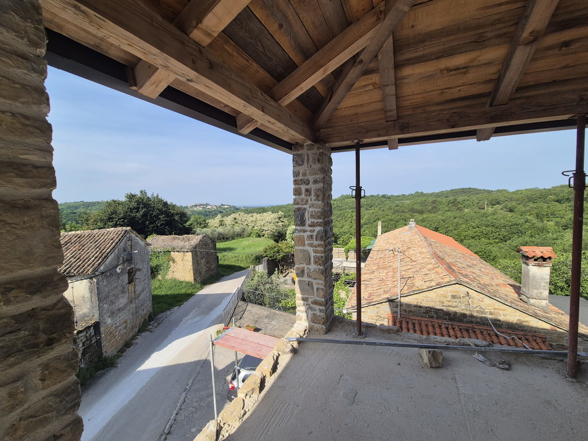 avtohtona, obnovljena istrska hiša, s pogledom na morje, v 3.etažah, papirji urejeni