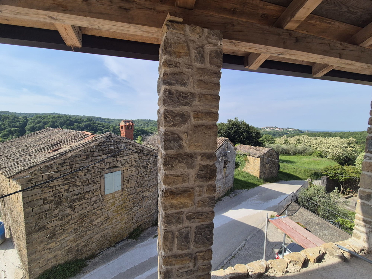 avtohtona, obnovljena istrska hiša, s pogledom na morje, v 3.etažah, papirji urejeni