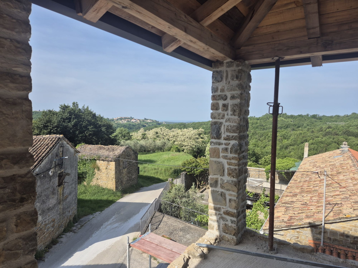 avtohtona, obnovljena istrska hiša, s pogledom na morje, v 3.etažah, papirji urejeni