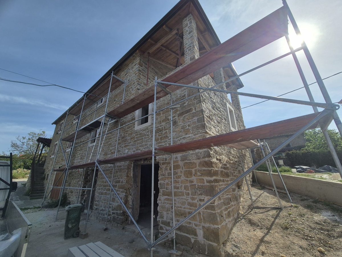 avtohtona, obnovljena istrska hiša, s pogledom na morje, v 3.etažah, papirji urejeni