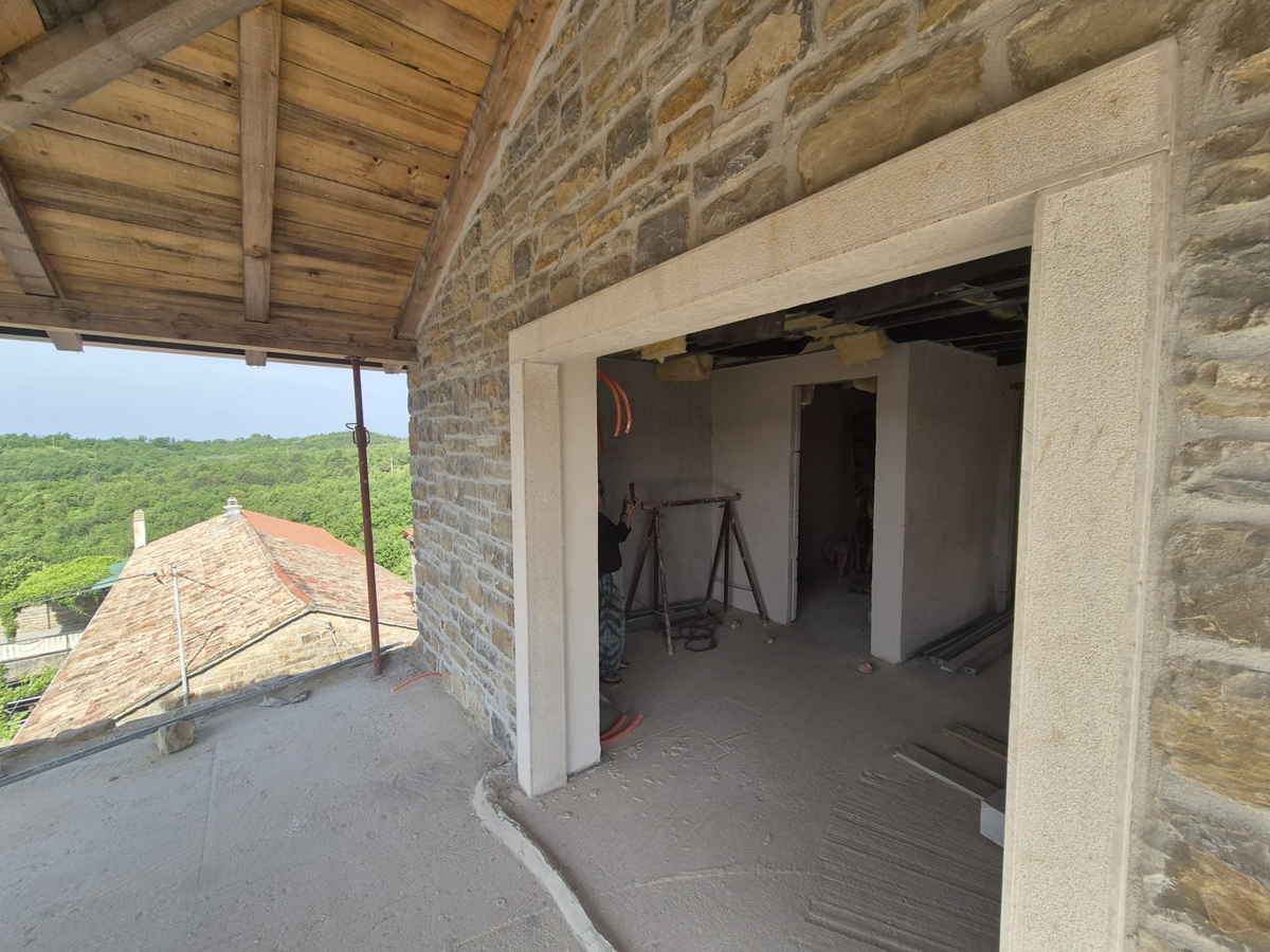 avtohtona, obnovljena istrska hiša, s pogledom na morje, v 3.etažah, papirji urejeni